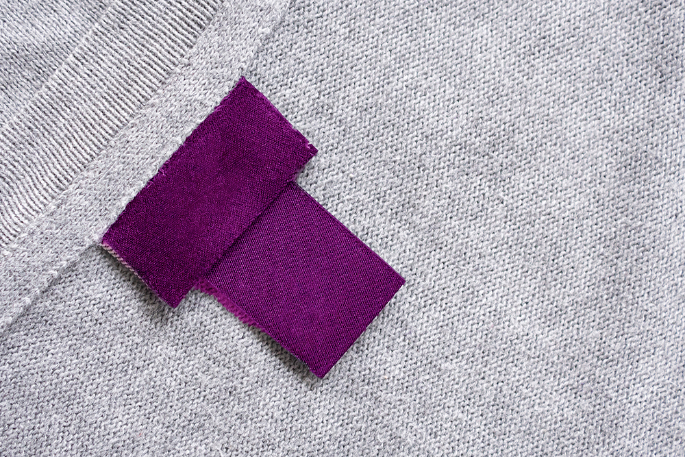 Contrasting labels to indicate front/back of clothing&nbsp;items