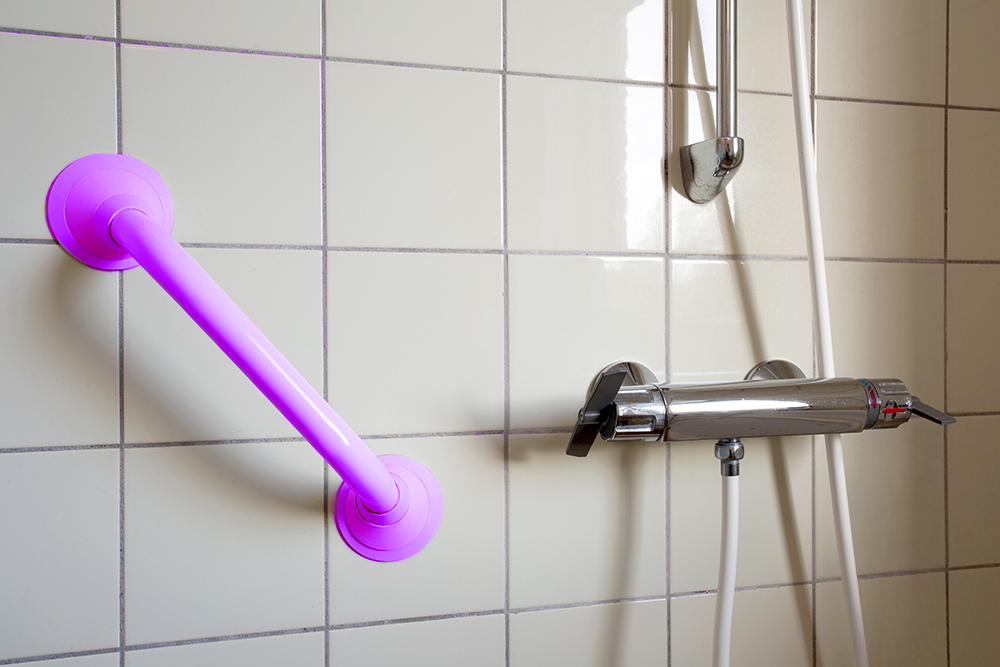 Colour contrast fixtures in&nbsp;bathroom