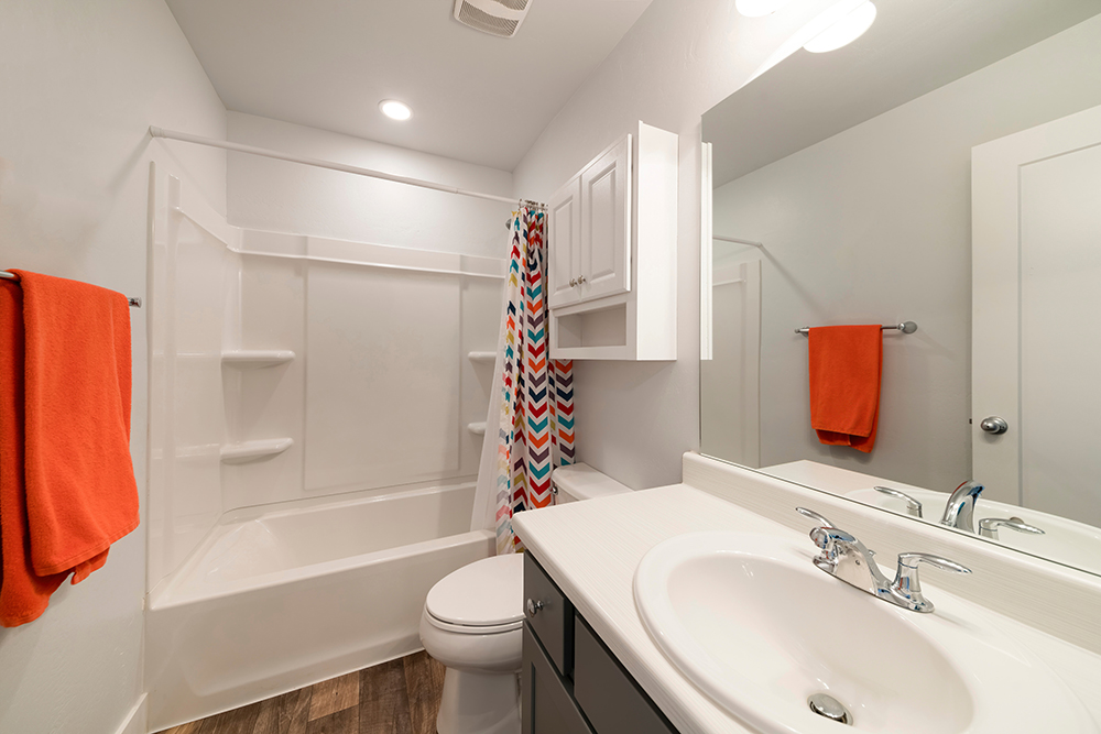 Colour contrast towels and bathmat in&nbsp;bathroom